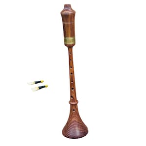 Handgefertigte RAUSCHPFEIFE Kleines hölzernes mittelalterliches Schalmeien-Instrument mit zwei Rohrblättern.