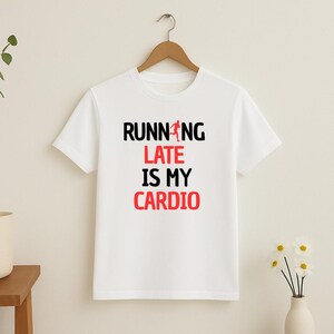 Running Late Is My Cardio Unisex Heavy Cotton T-Shirt, Lustiges Workout Shirt, Lässiges T-Shirt, Geschenk für Läufer, Gym Humor Bekleidung
