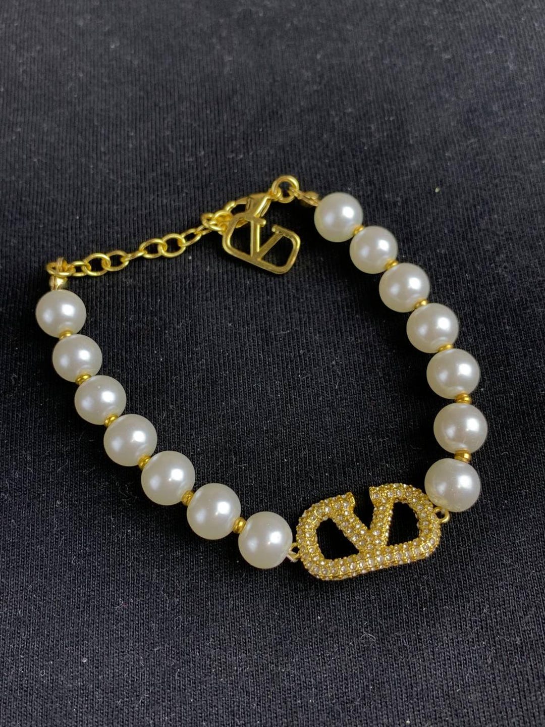 ブレスレット VALENTINO Gold V-Logo Pearl Bracelet J0G16 QVS R91 Valentino gold V Logo Rhinestone Pearl Beaded Bracelet - Etsy