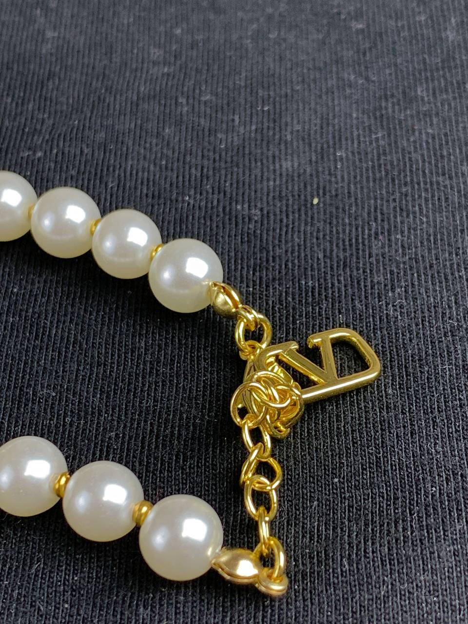 ブレスレット VALENTINO Gold V-Logo Pearl Bracelet J0G16 QVS R91 Valentino Garavani VLogo Signature Pearl Bracelet | White