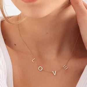Benutzerdefinierte Buchstabe Namenskette, personalisierte Anfangsnamen Halskette, Spaced Letter Halskette, Minimalistische Halskette mit Namen, Halskette für Frauen