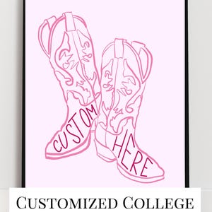 Può includere: Stampa rosa di due stivali da cowboy con le parole "CUSTOM HERE" in rosa più scuro. Gli stivali sono su uno sfondo rosa chiaro, incorniciati in nero. Il testo in basso recita "CUSTOMIZED COLLEGE OR SORORITY PRINT."