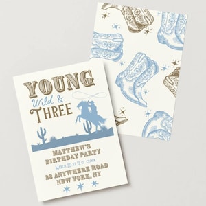 Könnte beinhalten: Eine blaue und braune Einladung zu einer Geburtstagsparty im Cowboy-Stil mit dem Text "YOUNG Wild & THREE" und einer Silhouette eines Cowboys, der ein Pferd reitet. Die Einladung enthält den Namen "MATTHEW'S BIRTHDAY PARTY", das Datum "MARCH 25 AT 12 O' CLOCK", die Adresse "33 ANYWHERE ROAD NEW YORK, NY" und drei Sterne.