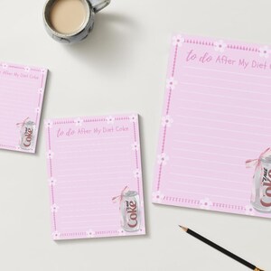 Peut inclure: Bloc-notes rose avec un graphique de canette de Coca-Cola Light et le texte "to do After My Diet Coke".