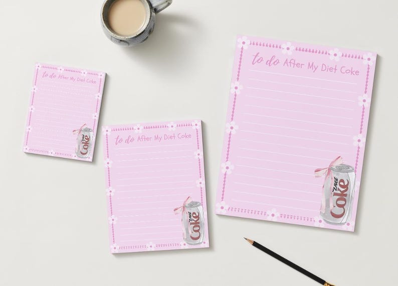Peut inclure: Bloc-notes rose avec un graphique de canette de Coca-Cola Light et le texte "to do After My Diet Coke".