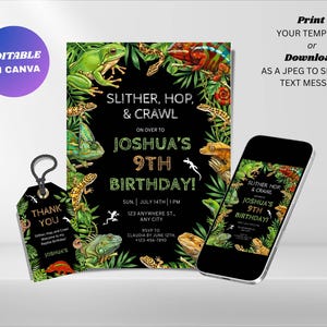 Può includere: Un invito di compleanno e un'etichetta abbinata a tema rettili. L'invito presenta uno sfondo nero con illustrazioni di rane, lucertole e camaleonti. Il testo recita "Slither, Hop & Crawl" e "9° compleanno di Joshua!" Uno smartphone mostra l'invito.