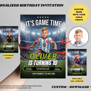 Puede incluir: Una invitación de cumpleaños personalizada con temática de fútbol y fondo de estadio. El diseño incluye el texto IT'S GAME TIME, OLIVER IS TURNING 10, y espacios para detalles del evento, una foto del niño y la personalización de la camiseta.