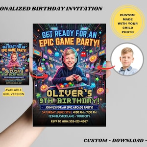 Puede incluir: Una invitación de cumpleaños personalizada con temática de arcade digital y un niño jugando. El texto dice GET READY FOR AN EPIC GAME PARTY, OLIVER'S 9TH BIRTHDAY, e incluye detalles del evento como fecha, hora, ubicación y número de teléfono.