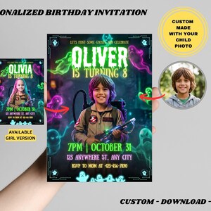 Puede incluir: Una invitación de cumpleaños personalizada con temática de caza de fantasmas, con espectros verde neón y morados sobre un fondo oscuro. El texto dice Oliver is turning 8, 7pm, October 31, 123 Anywhere St, Any City, y RSVP to mom at 123-456-7890.