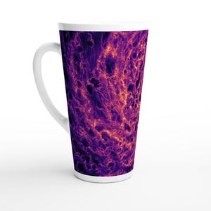 Op de afbeelding: Een hoge witte latte mok met een levendig, abstract ontwerp in paars, oranje en zwart. Het ontwerp bedekt het gehele oppervlak van de mok, wat een visueel opvallende uitstraling creëert. De mok heeft een wit handvat.