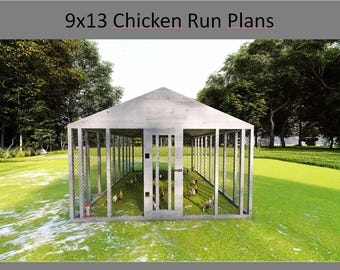 Puede incluir: Un gallinero metálico con techo a dos aguas, situado sobre un césped. La estructura es rectangular con laterales de malla metálica y una puerta. Se ven gallinas dentro. El texto "9x13 Chicken Run Plans" está en la parte superior.