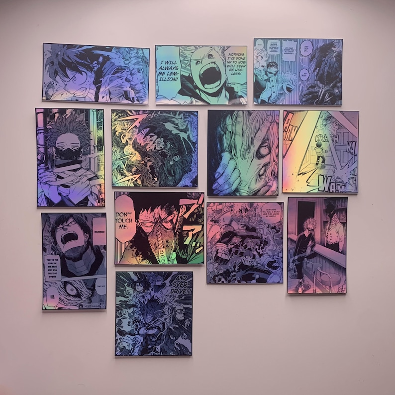 Puede incluir: Una colecci&oacute;n de 10 paneles de anime hologr&aacute;ficos con personajes de la serie de manga My Hero Academia. Los paneles est&aacute;n dispuestos en una cuadr&iacute;cula y presentan varias escenas del manga, incluyendo secuencias de acci&oacute;n, retratos de personajes y di&aacute;logos.