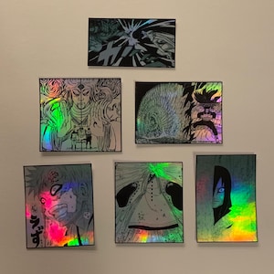 Pode incluir: Um conjunto de 7 adesivos de anime hologr&aacute;ficos com personagens da popular s&eacute;rie de mang&aacute; Naruto. Os adesivos s&atilde;o impressos em um fundo transparente e t&ecirc;m um acabamento arco-&iacute;ris iridescente.