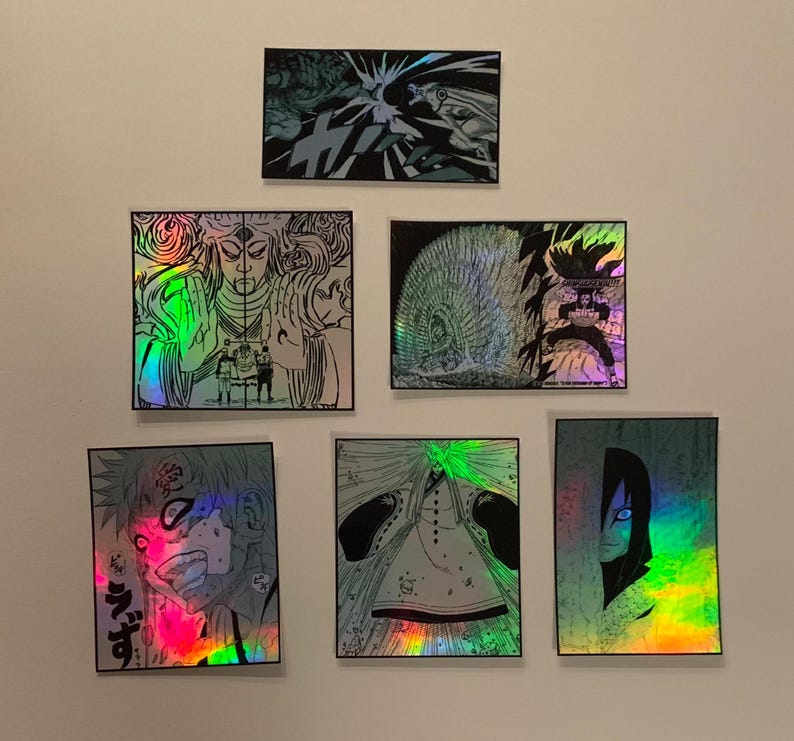 Pode incluir: Um conjunto de 7 adesivos de anime hologr&aacute;ficos com personagens da popular s&eacute;rie de mang&aacute; Naruto. Os adesivos s&atilde;o impressos em um fundo transparente e t&ecirc;m um acabamento arco-&iacute;ris iridescente.