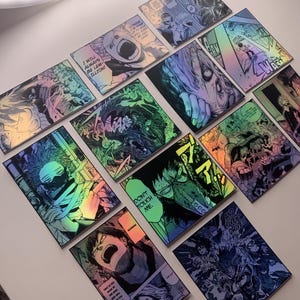 Puede incluir: Una colecci&oacute;n de tarjetas hologr&aacute;ficas de personajes de anime que representan varias escenas del manga. Las tarjetas son iridiscentes y presentan colores vibrantes, incluidos el azul, el verde, el morado y el rosa. Las tarjetas incluyen texto como "&iexcl;Siempre ser&eacute; Lemillion!" y "No me toques."