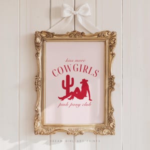 Roze poster ponyclub | Kiss More Cowgirls poster sapphic Art vintage cowgirl kunst print WLW poster girly westerse print | Digitale download