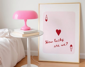 Decoración de pared moderna con el As de Corazones: Póster rosa con la imagen de la suerte que tenemos y la carta del As. Decoración adorable para apartamentos femeninos (descarga digital).