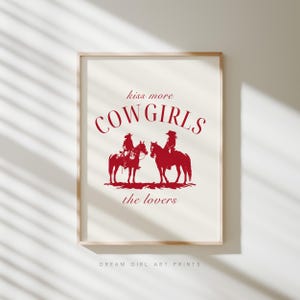 Poster &quot;Kiss More Cowgirls&quot; / The Lovers Sapphic Art Vintage Cowgirl Art Print Poster WLW Girly Western Print / Download digitale