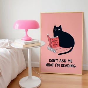 Lámina artística de gato negro leyendo: Arte de pared para un acogedor rincón de lectura, de enemigos a amantes (descarga digital)