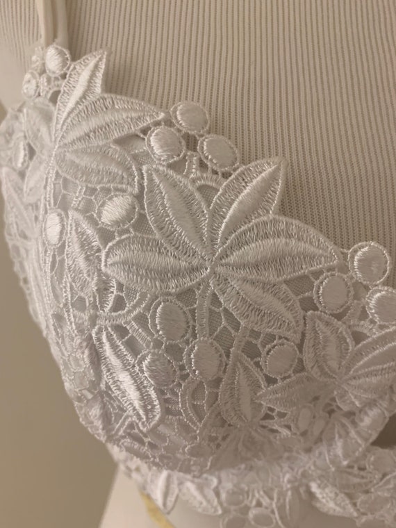 Stunning white daisy floral appliqué embroidered b