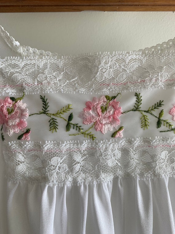 Vintage white long nightgown floral embroidery bodice small