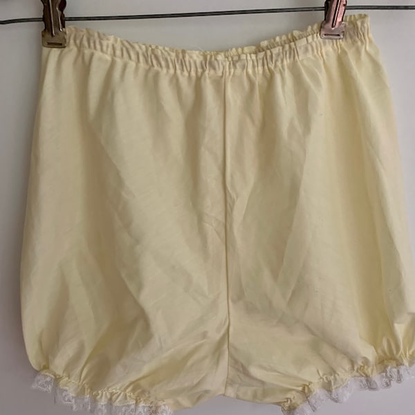 Super adorable vintage sunshine yellow bloomers. Lace trim elastic waist small cute!
