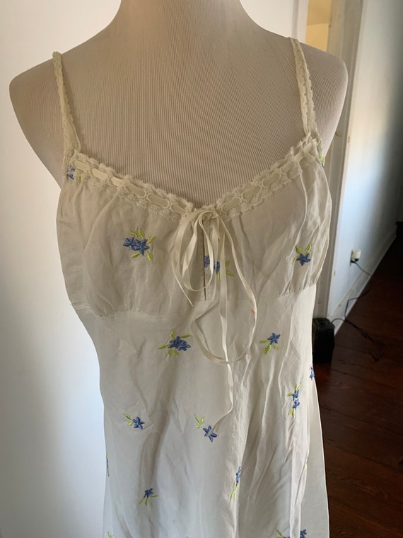 Vintage white cotton embroidered blue flowers Vic… - image 1