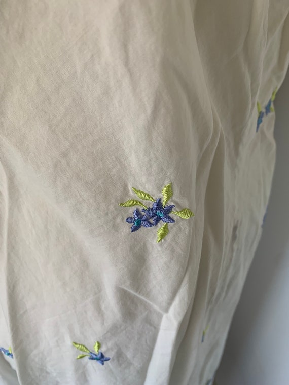 Vintage white cotton embroidered blue flowers Vic… - image 4