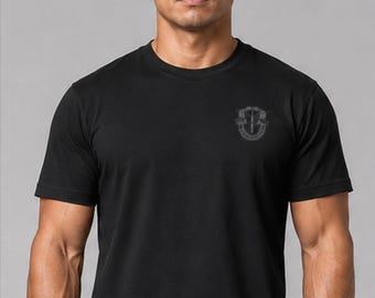 Camiseta de alto rendimiento con escudo de las Fuerzas Especiales en colores sobrios