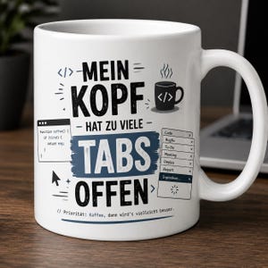 Könnte beinhalten: Ein weißer Keramikbecher mit dem schwarzen Text Mein Kopf hat zu viele Tabs offen, einer Grafik einer Kaffeetasse mit Codesymbolen, einem Code-Schnipsel, einer Liste von Browser-Tabs und dem Text Priorität: Kaffee, dann wird's vielleicht besser.