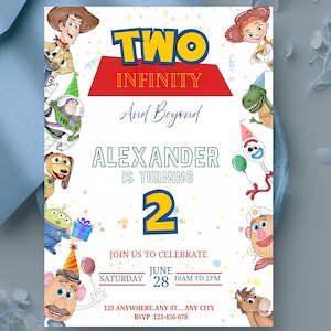 Puede incluir: Una invitación de cumpleaños con personajes de una popular película animada. La invitación dice "TWO INFINITY And Beyond" con el nombre "ALEXANDER" y el número "2". Detalles incluyen la fecha, hora e información de RSVP.