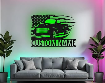 Peut inclure: Décoration murale en métal noir représentant un camion classique avec un contour néon vert, sur fond de drapeau américain vert et noir. Le texte "CUSTOM NAME" est affiché en dessous. Idéal pour la décoration intérieure.