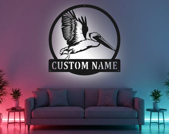 Letrero de pelícano personalizado con LED, arte de pared de metal, decoración de casa de playa personalizada, decoración de pared de aves costeras, regalo para amantes de la playa