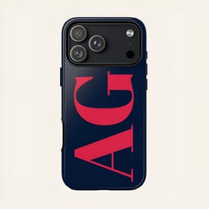Könnte beinhalten: Marineblaue Handyhülle mit rotem "AG"-Monogramm. Das Gehäuse hat eine glänzende Oberfläche und ein schwarzes Kameramodul. Das Design verwendet eine kräftige, moderne Schriftart. Für ein Smartphone.