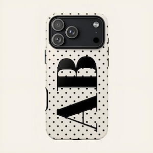 Puede incluir: Una funda para smartphone con fondo crema y un patrón de lunares negros. El centro de la funda muestra una letra B negra grande y estilizada con una línea horizontal que se extiende desde la parte inferior, similar a un marco de cama.