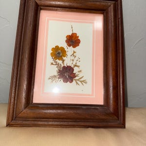 10インチ×8インチの茶色の木製フレームに押し花とドライフラワーを