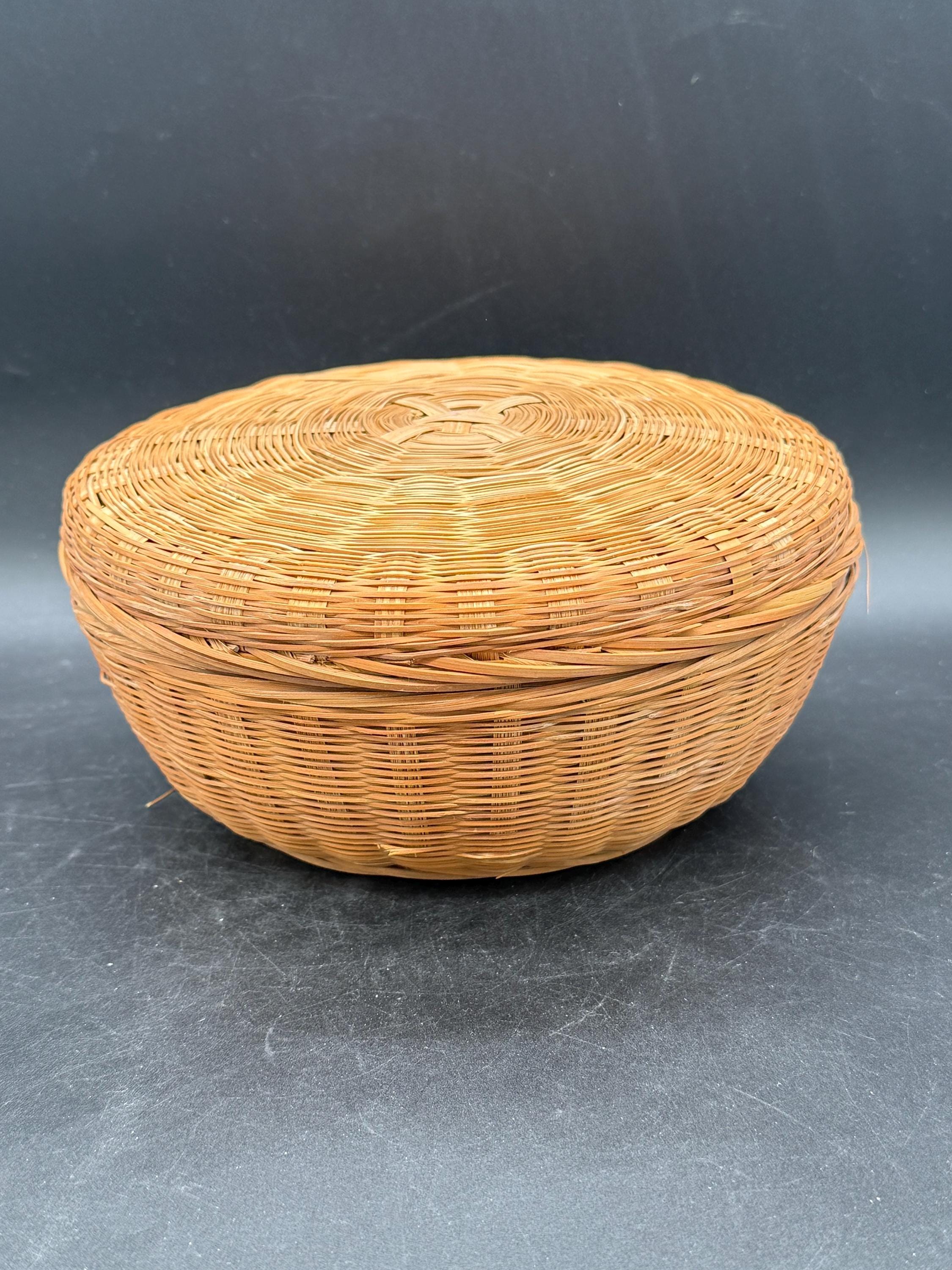 Vintage Round Woven Wicker Basket With Lid - Etsy Canada