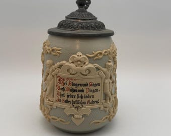 Jarra de Mettlach, número 1370, VILLEROY & BOCH, azul claro y marfil con tapa de peltre.