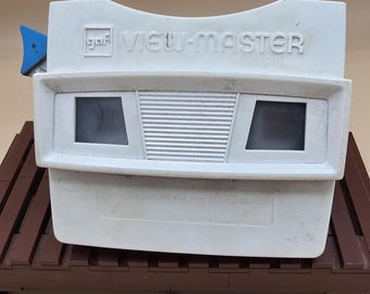 Rare Two-Tone View-Master 3D Viewer from the 7Os in very good condition Made in the USA with 5 Rudolph the Reindeer disc's