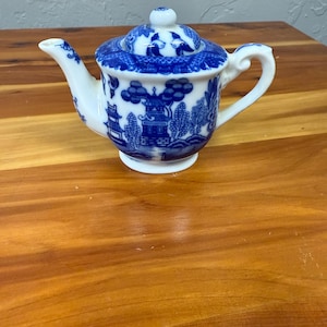 Blue Willow pattern mini teapot