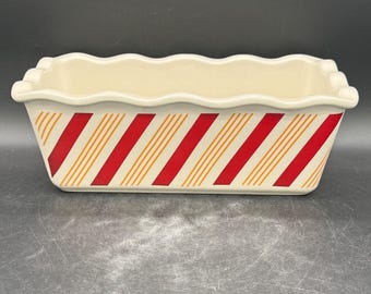 Molde para pan de gres Garden Ridge con diseño retro de rayas rojas y amarillas de 8" y borde ondulado