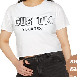 Top corto retro personalizado, top corto con letras universitarias personalizadas para mujeres con estilo, regalo perfecto para estudiantes universitarias y amigas.