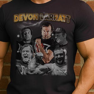 Può includere: Una maglietta nera con una stampa grafica di Devon Larratt, un lottatore di braccio professionista. La grafica presenta un collage di immagini di Larratt e altri lottatori di braccio, con il testo "DEVON LARRATT" in lettere dorate.
