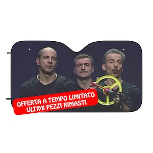 Può includere: Parasole per auto con tre uomini, uno dei quali tiene un volante giallo. Il parasole ha uno sfondo scuro e uno striscione rosso con testo in italiano. Gli uomini indossano camicie nere.