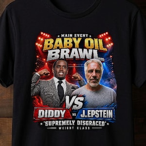 Może przedstawiać: Czarny t-shirt z nadrukiem graficznym zatytułowanym MAIN EVENT BABY OIL BRAWL. Projekt przedstawia dwóch mężczyzn w scenerii ringu bokserskiego z napisem DIDDY vs J.EPSTEIN oraz SUPREMELY DISGRACED na dole, na tle czerwonego i niebieskiego oświetlenia.