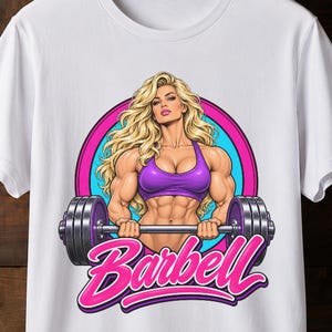 Pode incluir: Uma t-shirt branca com um gráfico de uma pessoa loira musculada de cabelo comprido a usar um top desportivo roxo, a levantar uma barra com pesos roxos. O design está sobre um fundo circular azul e rosa com a palavra Barbell.