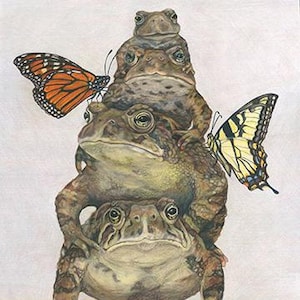 Puede incluir: Ilustración detallada de una torre de cinco sapos marrones, uno encima del otro. Dos mariposas, una naranja y negra, la otra amarilla y negra, se posan sobre los sapos. La obra de arte está sobre un fondo liso.