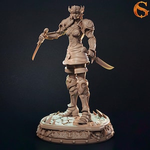 Female Human Fighter or Paladin Miniature by SolGood-Creations | 10K 3D Printed Mini for D&D, Pathfinder and Tabletop RPGs