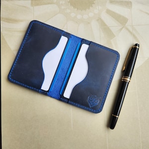 Tarjetero plegable de cuero azul rey con efecto bicolor, hecho a mano. Cartera minimalista con bolsillo frontal delgado para tarjetas, billetes y un regalo para hombres y mujeres.