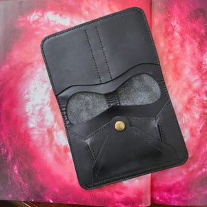 Cartera artesanal inspirada en Star Wars de Darth Vader, tarjetero plegable de cuero de Star Wars, regalo para él, para ella, cumpleaños, fan de Star Wars, Jedi